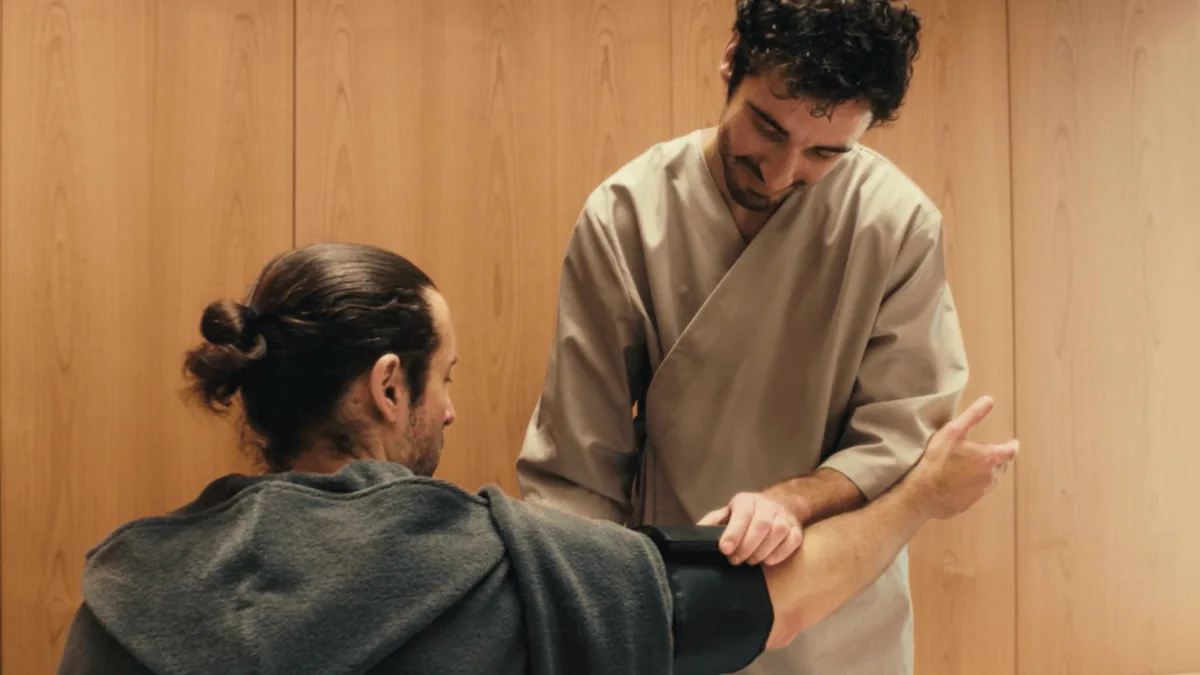A Zoī clinician conducting an examination at the Vendôme centre